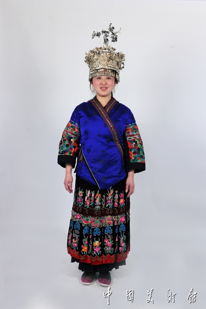 编带布贴平绣女服