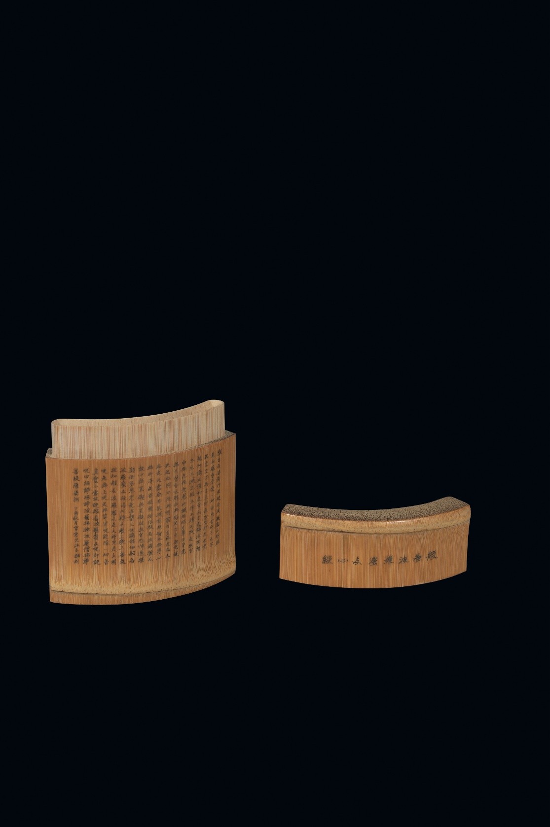 <h2>《心经》</h2><p>作者：张新根</p><p>创作年代：2017年</p><p>规格：10cm×9cm×1.6cm</p><p>材质：香烟盒</p>